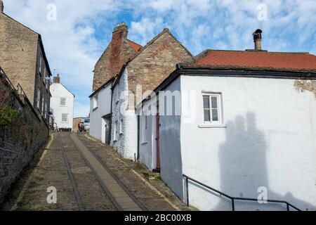 Tower Street / Castle Wynd, une rue pavée étroite dans la ville historique du Yorkshire Market de Richmond Banque D'Images