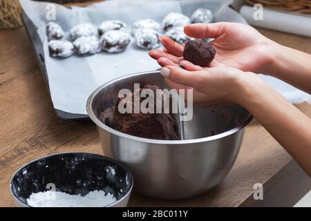 Le processus de cuisson des biscuits brownie. La photo montre des mains féminines faisant des cookies. Banque D'Images