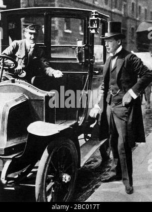 Winston Churchill arrivant à Caxton Hall pour obtenir ses documents de mariage. 1908 Banque D'Images