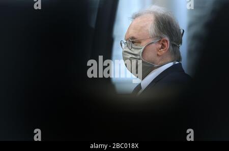 Magdeburg, Allemagne. 02 avril 2020. Le Premier ministre de Saxe-Anhalt, Reiner Haseloff (CDU), est assis sur le banc du gouvernement avec un masque facial pendant la session du parlement de l'État. Jeudi, le parlement de l'État entend adopter le budget supplémentaire de 500 millions d'euros pour faire face à la crise de Corona en deuxième lecture. Crédit: Ronny Hartmann/dpa/Alay Live News Banque D'Images