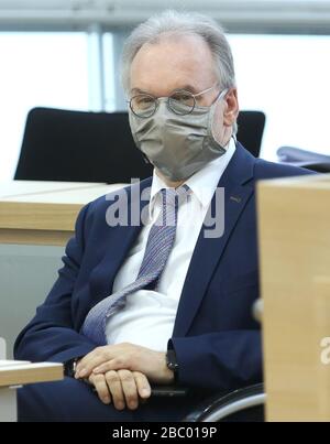 Magdeburg, Allemagne. 02 avril 2020. Le Premier ministre de Saxe-Anhalt, Reiner Haseloff (CDU), est assis sur le banc du gouvernement avec un masque facial pendant la session du parlement de l'État. Jeudi, le parlement de l'État entend adopter le budget supplémentaire de 500 millions d'euros pour faire face à la crise de Corona en deuxième lecture. Crédit: Ronny Hartmann/dpa/Alay Live News Banque D'Images