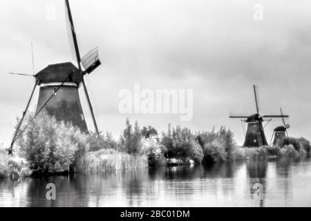 Moulins à vent Overwaard nos 2, 3 et 4, Kinderdijk, site classé au patrimoine mondial de l'UNESCO, Pays-Bas, Pays-Bas. Effet infrarouge noir et blanc Banque D'Images