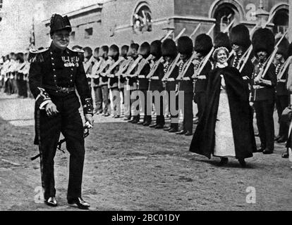 Churchill 1er seigneur de l'Amirauté et frère aîné de la Maison de la Trinité quittant le Guildhall lors d'une visite d'État par les Français P.M. M Poincare. 1913 Banque D'Images