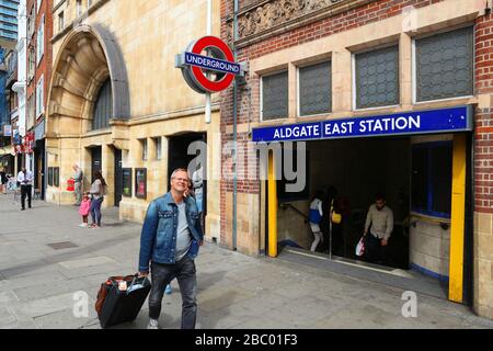 LONDRES, Royaume-Uni - 7 JUILLET 2016 : les gens visitent Aldgate East à Whitechapel, Londres, Royaume-Uni. Londres est la ville la plus peuplée du Royaume-Uni avec 13 millions de personnes Banque D'Images