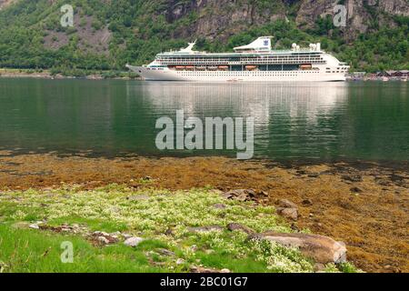 Ancien navire de croisière Royal Caribbean Legend of the Seas amarré à Geiranger, Norvège. Banque D'Images