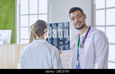 Équipe de médecins regarder x-ray image dans un hôpital Banque D'Images