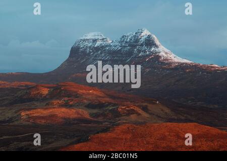 Montagne enneigée Suilven, Assynt Banque D'Images