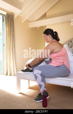 Plus la taille femelle vlogger auto-isolation à la maison Banque D'Images