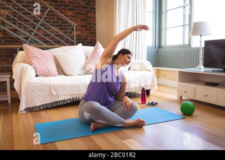 Plus la taille femelle vlogger auto-isolation à la maison Banque D'Images