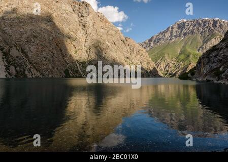 Le magnifique lac sept trekking destination. Vue sur le lac nombre sept des montagnes du ventilateur au Tadjikistan, en Asie centrale. Banque D'Images