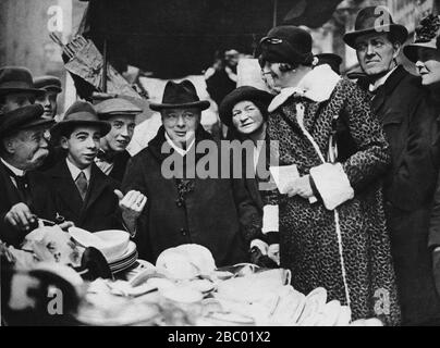 Winston Churchill démarchant au marché de Berwick Street à Soho, Londres, 18 mars 1924 Banque D'Images