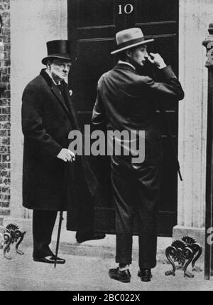 Winston Churchill avec Sir Philip Cunliffe-Lister à l'extérieur du 10 Downing Street. Mai 1926. Le général Strike menace. Banque D'Images