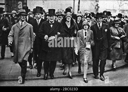 Churchill sur son chemin vers le Parlement pour faire un discours sur le cinquième budget. Avec lui, il y a le fils Randolph, la femme Clementine, la fille Sarah et Robert Boothby.15.4.'29 Banque D'Images