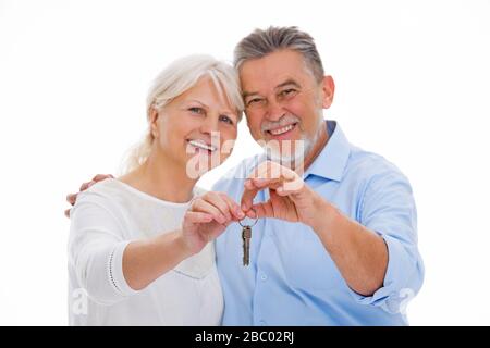 Couple senior sur fond blanc Banque D'Images