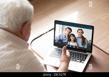 Grand-père mûr ont en ligne parler avec des parents souriants Banque D'Images