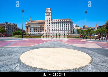 BARCELONE, ESPAGNE - 10 JUILLET : vue sur la Placa Catalunya le 10 juillet 2015 à Barcelone, Espagne. Cette place est considérée comme le centre-ville et quelques o Banque D'Images