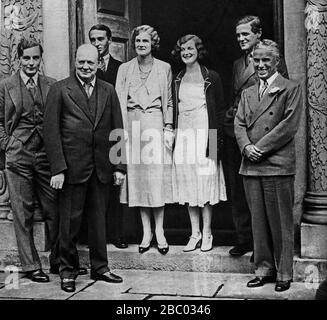 Churchill à Chartwell avec : (G-D) Tom Mitford, Lord Birkenhead , Mme Churchill, Diana Churchill, Randolph Churchill, Charlie Chaplin.19 septembre 1931 Banque D'Images