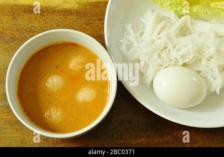 les nouilles de riz et l'oeuf bouilli mangent couple avec le curry de poisson sur le bol Banque D'Images