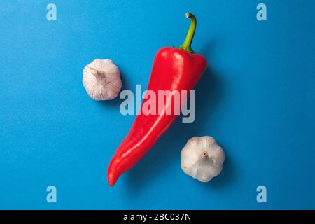 Pourcentage de signes de légumes sur fond bleu. Dans des couleurs naturelles vives et saturées. Plat. Vue de dessus Banque D'Images