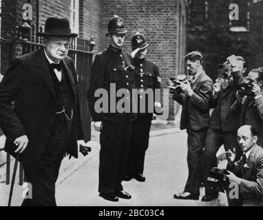 Winston Churchill quitte 10 Downing Street. Le premier ministre, Neville Chamberlain, venait de le nommer au Cabinet de guerre. 1er septembre 1939 Banque D'Images