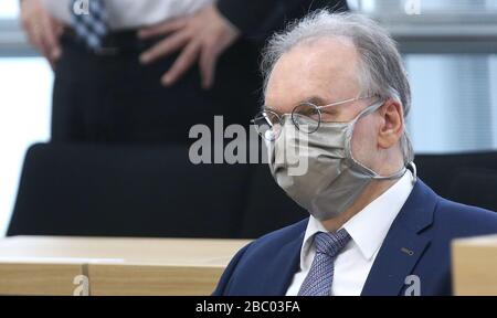 Magdeburg, Allemagne. 02 avril 2020. Le Premier ministre de Saxe-Anhalt, Reiner Haseloff (CDU), est assis sur le banc du gouvernement avec un masque facial pendant la session du parlement de l'État. Jeudi, le parlement de l'État entend adopter le budget supplémentaire de 500 millions d'euros pour faire face à la crise de Corona en deuxième lecture. Crédit: Ronny Hartmann/dpa/Alay Live News Banque D'Images