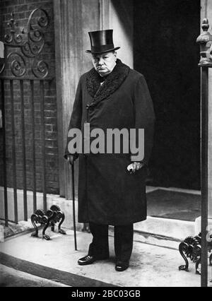 Winston Churchill sur son chemin du 10 Downing Street aux funérailles de Neville Chamberlin. 14 novembre 1940 Banque D'Images