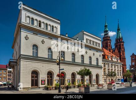 Théâtre Helena Modrzejewska, XIXe siècle, style néo-Renaissance, cathédrale derrière, à Legnica, Basse-Silésie, Pologne Banque D'Images