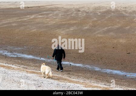 Southport, Merseyside. Météo britannique. 2 avril 2020. Figurines solitaires sur la promenade du front de mer avec la ville dans le verrouillage du coronavirus. Crédit; MediaWorldImages/AlamyLiveNews Banque D'Images