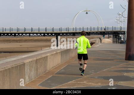 Southport, Merseyside. Météo britannique. 2 avril 2020. Figurines solitaires sur la promenade du front de mer avec la ville dans le verrouillage du coronavirus. Crédit; MediaWorldImages/AlamyLiveNews Banque D'Images