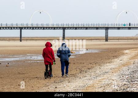 Southport, Merseyside. Météo britannique. 2 avril 2020. Figurines solitaires sur la promenade du front de mer avec la ville dans le verrouillage du coronavirus. Crédit; MediaWorldImages/AlamyLiveNews Banque D'Images