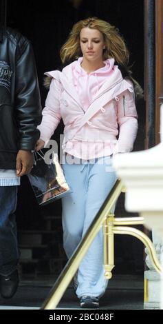 25 octobre 2005. Britney Spears surfaces devant la sortie arrière de son hôtel Mandarin Oriental de Londres à Hyde Park tôt ce matin vers 8:00, après une soirée au Rex Cinema and Bar à Soho de Londres, je vous signale avoir bu de la vodka et du tonique et du champagne en début d'heure. Il semble que Britney a manqué son appel d'alarme et a oublié de brosser ses cheveux! Elle aura certainement besoin de cette heure supplémentaire au lit ce soir alors que les horloges reviennent! Photo de Tony Henshaw Banque D'Images