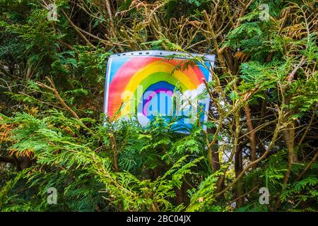 Photo d'un arc-en-ciel dans une rue Woking alors que les gens essayent de rester positifs isolés dans leurs maisons pendant la pandémie de coronavirus et le verrouillage Banque D'Images