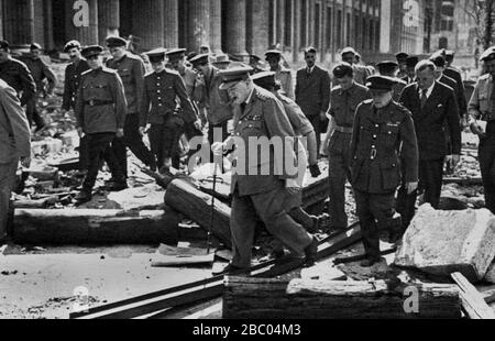 Winston Churchill visite des ruines de la Chancellerie allemande à Berlin lors de la conférence de Potsdam. 16 juillet 1945 Banque D'Images