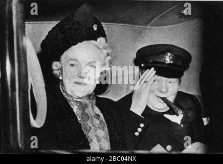 Winston Churchill, avec sa femme, quitte leur maison de Londres pour des vacances à Miami, Floride, États-Unis. 9 janvier 1946. Banque D'Images