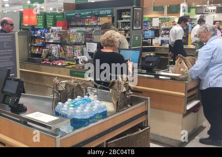 Coconut Creek, FL, États-Unis. 01 avril 2020. Publix supermarché a installé des boucliers de protection aux caisses de leurs magasins pour lutter contre les craintes de Coronavirus lors de la pandémie de Coronavirus (COVID-19) le 1er avril 2020 à Coconut Creek, en Floride. Crédit: Mpi04/Media Punch/Alay Live News Banque D'Images