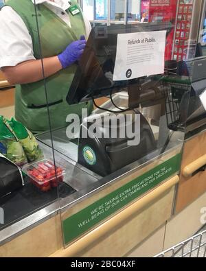 Coconut Creek, FL, États-Unis. 01 avril 2020. Publix supermarché a installé des boucliers de protection aux caisses de leurs magasins pour lutter contre les craintes de Coronavirus lors de la pandémie de Coronavirus (COVID-19) le 1er avril 2020 à Coconut Creek, en Floride. Crédit: Mpi04/Media Punch/Alay Live News Banque D'Images