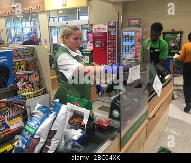 Coconut Creek, FL, États-Unis. 01 avril 2020. Publix supermarché a installé des boucliers de protection aux caisses de leurs magasins pour lutter contre les craintes de Coronavirus lors de la pandémie de Coronavirus (COVID-19) le 1er avril 2020 à Coconut Creek, en Floride. Crédit: Mpi04/Media Punch/Alay Live News Banque D'Images