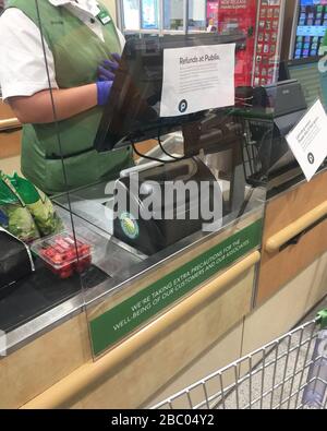 Coconut Creek, FL, États-Unis. 01 avril 2020. Publix supermarché a installé des boucliers de protection aux caisses de leurs magasins pour lutter contre les craintes de Coronavirus lors de la pandémie de Coronavirus (COVID-19) le 1er avril 2020 à Coconut Creek, en Floride. Crédit: Mpi04/Media Punch/Alay Live News Banque D'Images