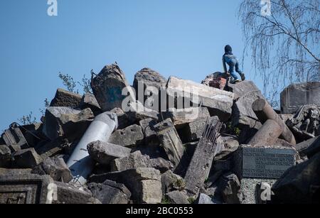 Stuttgart, Allemagne. 02 avril 2020. Un garçon monte sur des débris sur la tête de bouleau. Plus de 15 000 000 mètres cubes de décombres ont été déposés sur la colline après la seconde Guerre mondiale. La montagne est populairement connue sous le nom de 'Morte Scherbelino'. Crédit: Marijan Murat/dpa/Alay Live News Banque D'Images