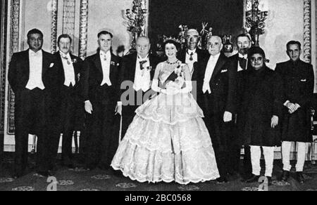 Churchill à la Reine + 7 députés du Commonwealth :M. Senanayake, G. Huggins, M. Holland(NZ), M. St Laurent, M. Havenga, M. Nazimuddin, M. Deshmukh.4/12/'52 Banque D'Images