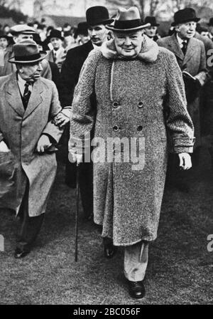 Winston Churchill visite l'hippodrome de Sandown Park où son cheval 'non L'arrêt était en cours.13 mars 1953 Banque D'Images