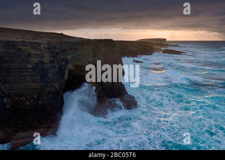 Mers rugueuses à Birsay, Orkney du continent Banque D'Images