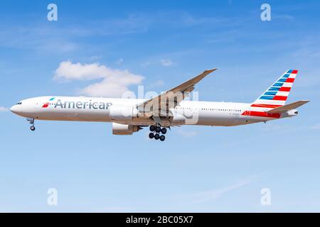 Londres, Royaume-Uni - 1er août 2018 : avion Boeing 777 d'American Airlines à l'aéroport de Londres Heathrow (LHR) au Royaume-Uni. Boeing est un ai Banque D'Images