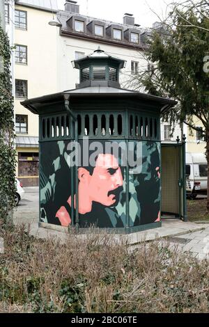 L'initiative "l'Ourinal" de l'auteur et de l'éditeur Martin Arz et le gardien Thomas Zufall, avec les artistes du groupe "Graphisme", a conçu les murs extérieurs de l'urinal disutilisé et historique à Holzplatz dans le Glockenbachviertel avec des motifs par les résidents de Munich Freddie Mercury (sur l'image), Rainer Werner Fassbinder et Albert Einstein. [traduction automatique] Banque D'Images