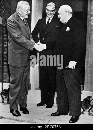 Winston Churchill se serrer la main avec M. John Foster Dulles à l'extérieur du 10 Downing Street. Anthony Eden regarde. 17 septembre 1954 Banque D'Images