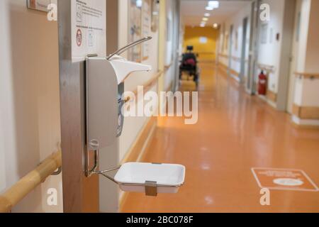 Désinfectants et mesures d'hygiène renforcées pour se protéger contre le virus corona et d'autres agents pathogènes (tels que la grippe) dans le vieux foyer de l'abbaye municipale de Munich sur Effnerstrasse. [traduction automatique] Banque D'Images