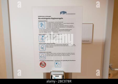 Désinfectants et mesures d'hygiène renforcées pour se protéger contre le virus corona et d'autres agents pathogènes (tels que la grippe) dans le vieux foyer de l'abbaye municipale de Munich sur Effnerstrasse. [traduction automatique] Banque D'Images