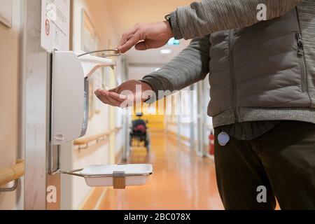 Désinfectants et mesures d'hygiène renforcées pour se protéger contre le virus corona et d'autres agents pathogènes (tels que la grippe) dans le vieux foyer de l'abbaye municipale de Munich sur Effnerstrasse. [traduction automatique] Banque D'Images