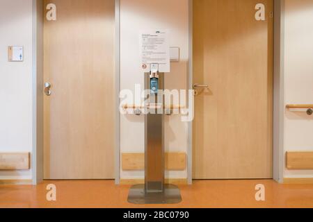 Désinfectants et mesures d'hygiène renforcées pour se protéger contre le virus corona et d'autres agents pathogènes (tels que la grippe) dans le vieux foyer de l'abbaye municipale de Munich sur Effnerstrasse. [traduction automatique] Banque D'Images