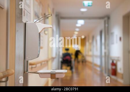 Désinfectants et mesures d'hygiène renforcées pour se protéger contre le virus corona et d'autres agents pathogènes (tels que la grippe) dans le vieux foyer de l'abbaye municipale de Munich sur Effnerstrasse. [traduction automatique] Banque D'Images